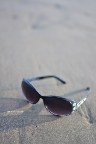 kacamata saya di atas pasir pantai yang halus